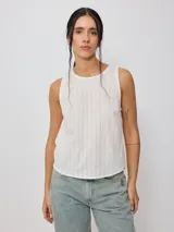 Musculosa color crudo con rayas verticales color óxido.