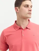 Remera azul con cuello polo y tapeta de dos botones.