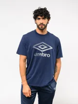 Remera de manga corta color azul marino, con logo de Umbro estampado en el frente en color blanco. Confeccionada en tejido suave y elástico.