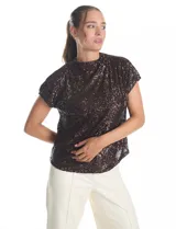 Blusa de cuello redondo y manga corta, completamente cubierta de lentejuelas en color marrón oscuro. Presenta un diseño de corte recto y forro interno a tono.