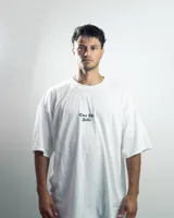 Remera blanca de algodón con estampado pequeño en el centro del pecho con la frase "Over The Falls" en letras góticas negras.