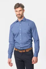 Camisa de hombre estampada color azul con pequeños puntos. De corte slim fit, con cuello clásico y cierre con botones.