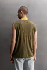 Musculosa Zara Athleticz de corte holgado, confeccionada en tejido ligero de lino y algodón, con cuello redondo y diseño sin mangas.