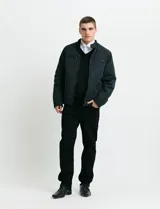 Campera de estilo casual con cierre frontal, cuello alto con broche y bolsillos laterales con cierre. Presenta un diseño liso y funcional, ideal para uso diario.