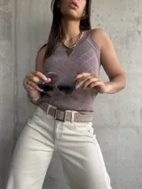 Musculosa gris con diseño geométrico en relieve.