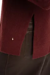 Sweater bordeaux de punto texturado, con cuello redondo y mangas largas. Corte ajustado al cuerpo.