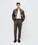 Pantalón relaxed de algodón oxford, color marrón, con cordón ajustable en la cintura y bolsillos funcionales.