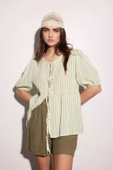 Blusa de lino y viscosa con estampado de rayas verticales blancas y verdes, de calce holgado y escote redondo con cierre de tiras atadas al frente. Cuenta con mangas cortas abullonadas.