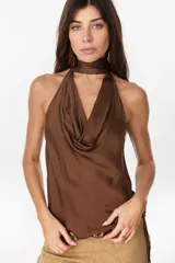 Top negro de satén cortado al sesgo, con escote halter abullonado y lazo en el cuello.