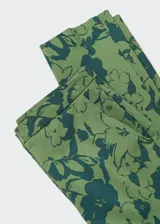 Pantalón de vestir de corte skinny con estampado floral en tonos verde claro y verde oscuro. Presenta tiro medio, trabillas para cinturón, cierre con cremallera y botón, y bolsillos laterales y traseros. Confeccionado en tejido fluido con forro interior.