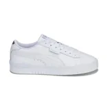 Championes Puma modelo Jada Renew, de diseño urbano en color blanco. Presentan una silueta clásica con plataforma, confeccionados en material sintético con perforaciones laterales y el logo de la marca en la lengüeta y el talón.