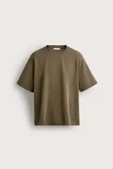Remera de corte holgado color gris oscuro, con cuello redondo y mangas cortas. Confeccionada en tejido suave con mezcla de modal.
