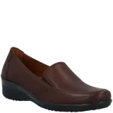 Zapato tipo slip-on de cuero liso color marrón, con diseño de punta redondeada y suela de goma negra con taco bajo.