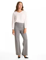 Pantalón de vestir tipo pull-on, de corte recto y pierna ancha, confeccionado en tejido de punto elastizado. Presenta una pretina ancha y elástica para mayor comodidad, sin cierres, con un pequeño aplique metálico con logo en el lateral de la cintura.