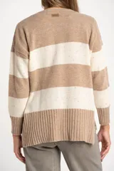 Sweater de punto con diseño de rayas horizontales anchas en tonos beige y crema, con textura jaspeada. Presenta cuello redondo, mangas largas con puños acanalados y un corte holgado.