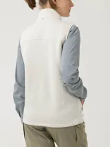 Chaleco de micropolar color blanco hueso, con cuello alto, cierre frontal completo y dos bolsillos laterales con cierre.