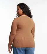 Blusa negra de punto liviano con textura acanalada, escote en pico y mangas largas.