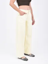 Jean de mujer color crema, de corte recto y tiro alto, con bolsillos laterales y traseros.