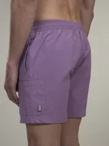 Short de baño color lila con cintura elástica y cordón ajustable.