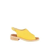 Sandalias amarillas de cuero con puntera abierta, taco bajo de madera y tira trasera con hebilla.