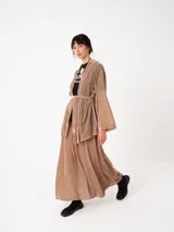 Kimono largo de terciopelo negro, con mangas largas y diseño abierto. Confeccionado en una mezcla de viscosa y poliamida, ofrece una caída fluida y elegante.