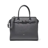 Cartera tipo tote de cuero sintético negro con textura granulada. Presenta doble asa superior, correa ajustable extraíble y detalle de tira decorativa con cierre metálico frontal. Incluye logo metálico de la marca en la parte inferior.