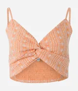 Blusa cropped color durazno con estampado boho, escote en V, breteles finos y detalle retorcido en el frente.