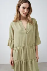 Vestido midi color verde oliva de lyocell, corte holgado, con escote en V y mangas 3/4 con volados.