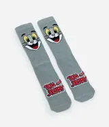Medias de caña media color gris, con estampado del rostro de Tom en la parte superior y logo de Tom y Jerry en el pie.