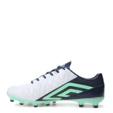 Championes de fútbol Umbro modelo Nexus HG, con diseño en blanco, azul marino y detalles en verde menta. Presentan una textura acolchada en la parte superior, cordones azules y suela con tapones para césped.