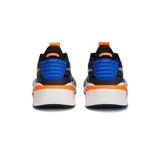 Championes urbanos Puma modelo RS-X Geek, con diseño multicolor que combina negro, blanco, azul y naranja. Presentan una silueta robusta con paneles superpuestos, malla transpirable y suela con tecnología de amortiguación.