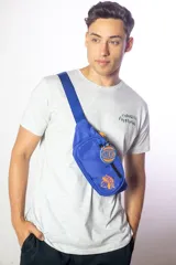 Riñonera azul con correa regulable, logo de los New York Knicks y doble cierre.