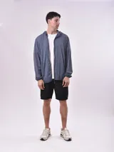 Campera gris oscuro con capucha y cierre frontal.