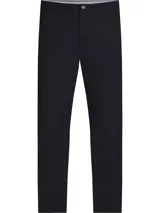 Pantalón chino negro de corte slim con pierna recta, confeccionado en algodón pima elástico. Presenta cierre de cremallera con botón, dos bolsillos ribeteados en la cintura y dos bolsillos traseros de ojal con botón.