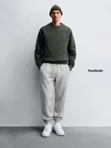 Pantalón jogger de algodón en color gris, con corte relajado, cintura elástica con cordones ajustables y puños elásticos en los tobillos.