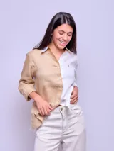 Camisa de lino combinada en dos colores, beige y blanco, de corte suelto, manga larga y cuello camisero.