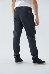 Pantalón cargo gris oscuro, corte slim, con cierre de botón y cremallera, trabillas para cinturón y bolsillos cargo con botón.