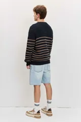 Sweater de punto con rayas horizontales en tonos azul marino y tostado, con cuello redondo, mangas largas y puños y dobladillo acanalados.