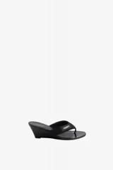 Sandalias de cuña color negro de neopreno con diseño de tipo thong, tiras acolchadas y etiqueta con la marca Coperni en el lateral.