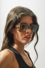 Lentes de sol con montura gruesa color marrón y lentes degradadas.