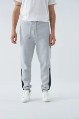 Pantalón de felpa negro con logo estampado y en goma, cintura ajustable y puños.