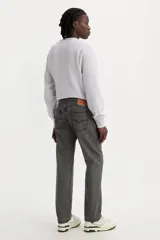 Jean de corte regular fit, con diseño de cinco bolsillos, cierre de bragueta y tiro medio. Presenta un acabado en color gris lavado.