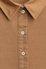 Top de punto color camel, ajustado al cuerpo, con cuello camisero, tapeta de botones y costuras decorativas frontales.