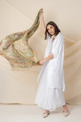 Pañuelo de seda estampado con motivos de arabescos en colores verde, rosa y celeste.