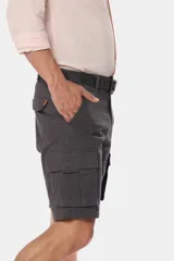 Bermuda cargo gris con cinturón, confeccionada en tejido de algodón con elasticidad, con bolsillos laterales y detalles en bolsillos traseros con solapa.