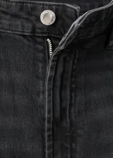 Jeans wide leg de tiro alto en color gris oscuro, con diseño de cinco bolsillos, trabillas para cinturón y cierre frontal de cremallera y botón.
