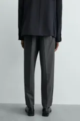 Pantalón regular fit color negro de tejido con viscosa, con cintura elástica ajustable con cordón, bolsillos frontales y traseros.
