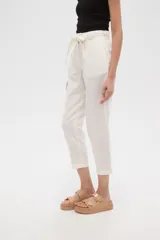Pantalón de algodón color beige, de corte recto y tiro medio, con cintura elástica y lazo ajustable del mismo tejido.