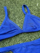 Conjunto de bikini azul eléctrico, con corpiño triangular fijo y bombacha colaless regulable.