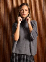 Poleron negro de tejido de punto con cuello alto doble y mangas 3/4 con puños acanalados.